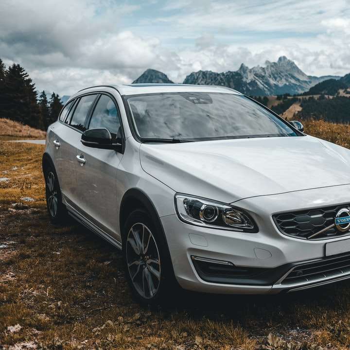 белый внедорожник Volvo у проезжей части онлайн-пазл