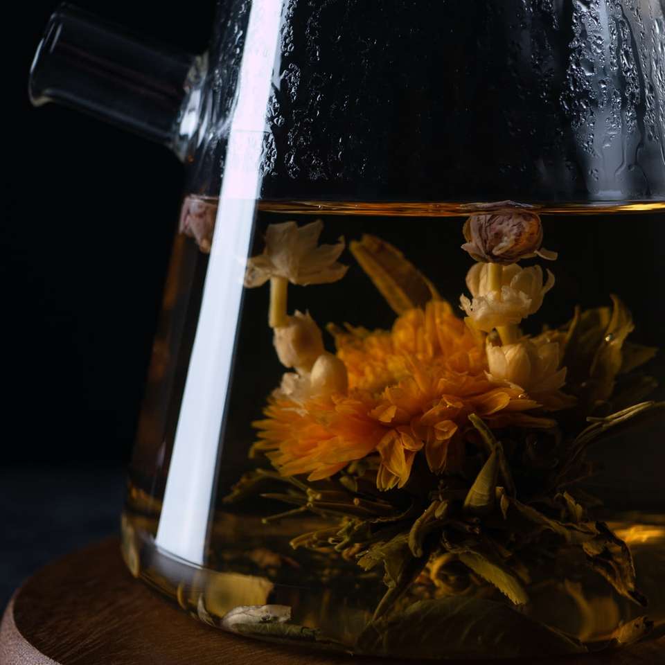gele bloemen in doorzichtige glazen pot online puzzel
