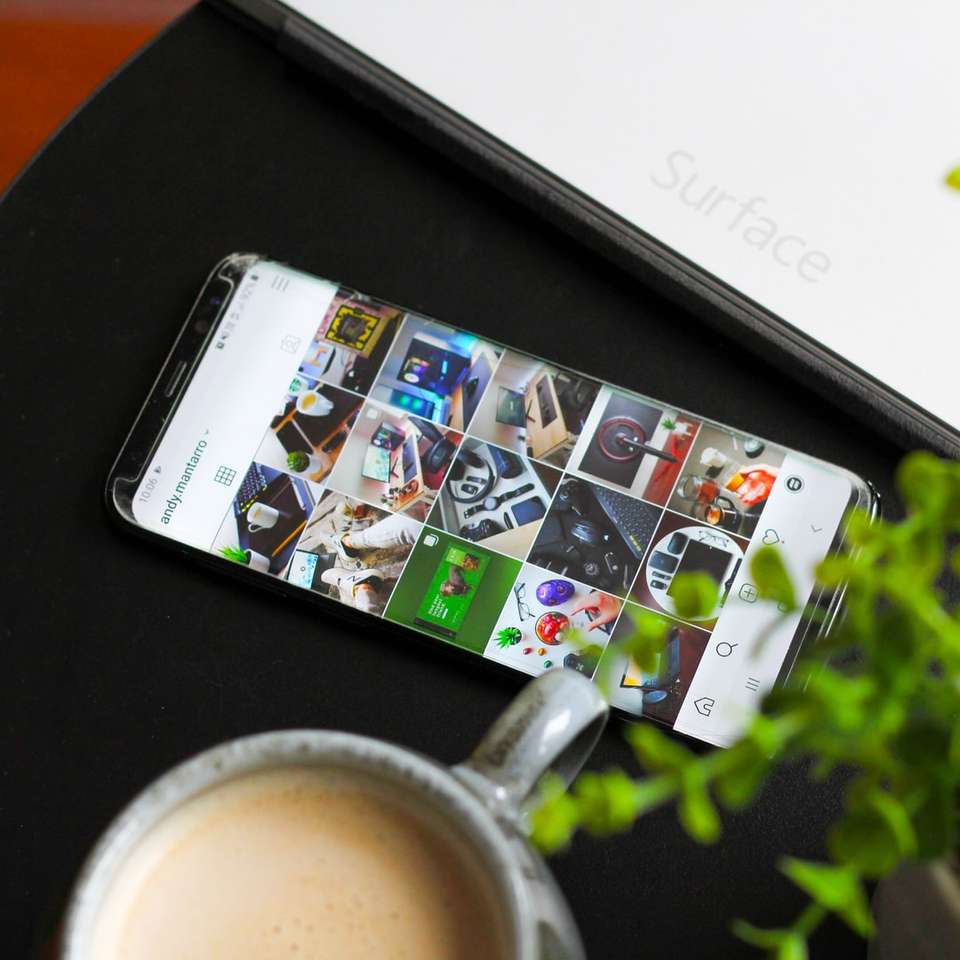 черный Android-смартфон на столе онлайн-пазл