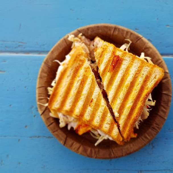 két szelet szendvics barna tartályon online puzzle
