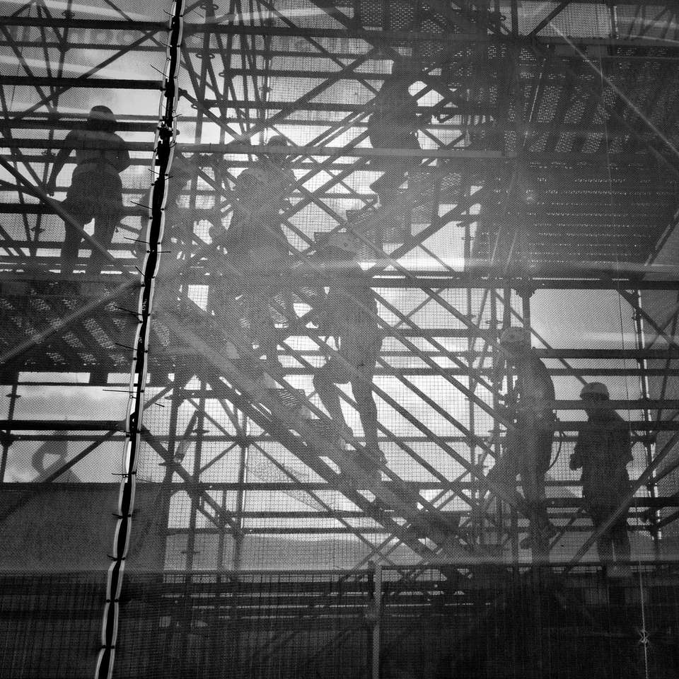 fotografie alb-negru cu oameni care urcă la etaj puzzle online