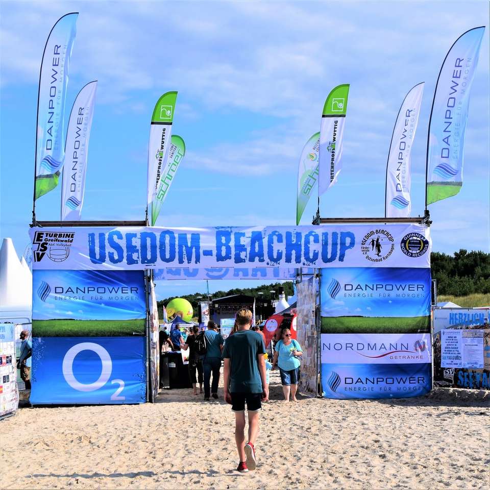 emberek sétálnak a tengerparton napközben online puzzle