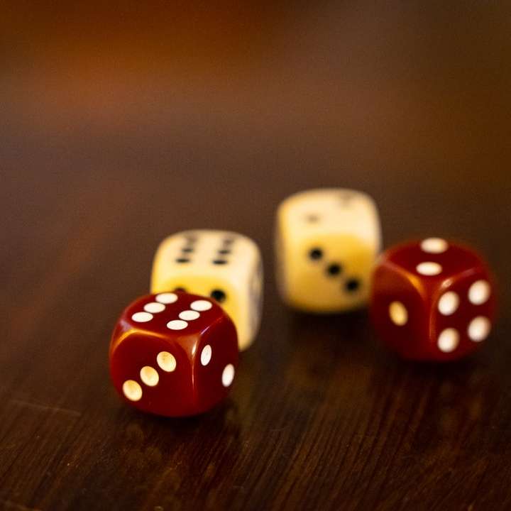 siedem biało-czerwonych kostek na brązowym drewnianym stole puzzle przesuwne online