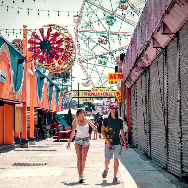 deux femmes marchant sur le parc d'attractions puzzle en ligne