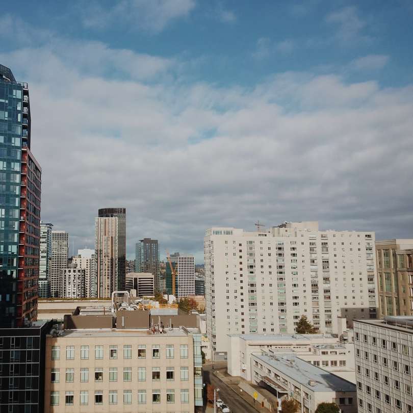 biało-niebieskie zachmurzone niebo nad miastem puzzle online