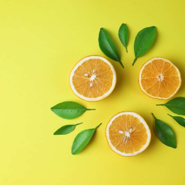 нарязани оранжеви плодове върху жълта повърхност плъзгащ се пъзел онлайн
