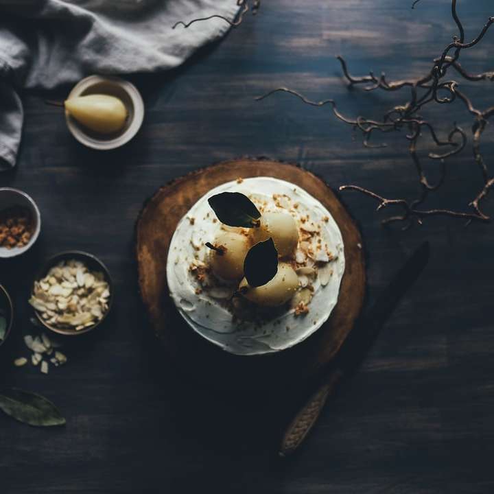 bílé a hnědé jídlo na hnědé desce posuvné puzzle online