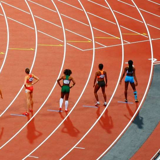 kobiety biegające na torze wyścigowym w ciągu dnia puzzle online