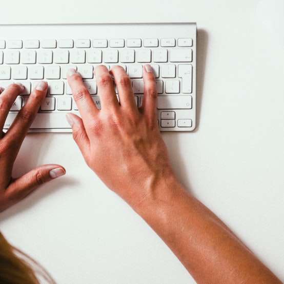 Person, die auf der schnurlosen Apple-Tastatur tippt Schiebepuzzle online
