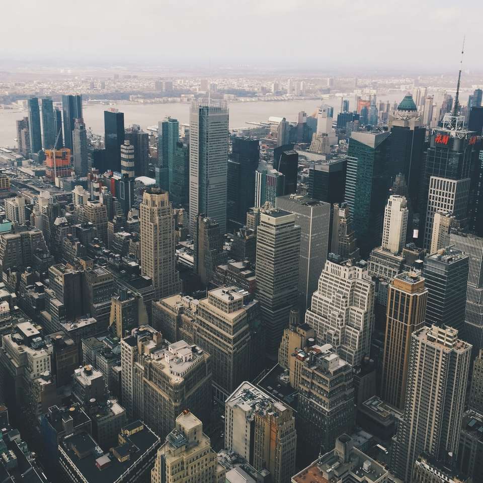 vue aérienne des bâtiments de la ville grise puzzle en ligne