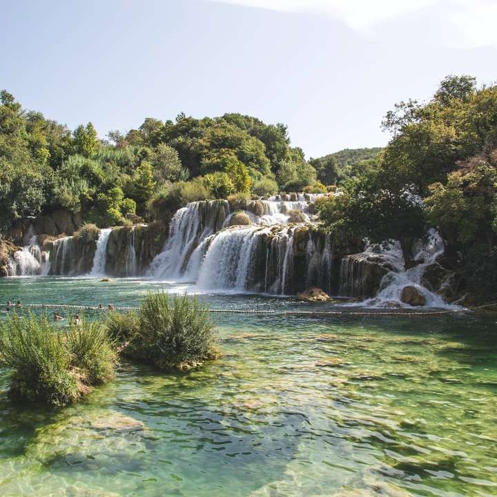 пейзажна снимка на водопади, вливащи се в река онлайн пъзел