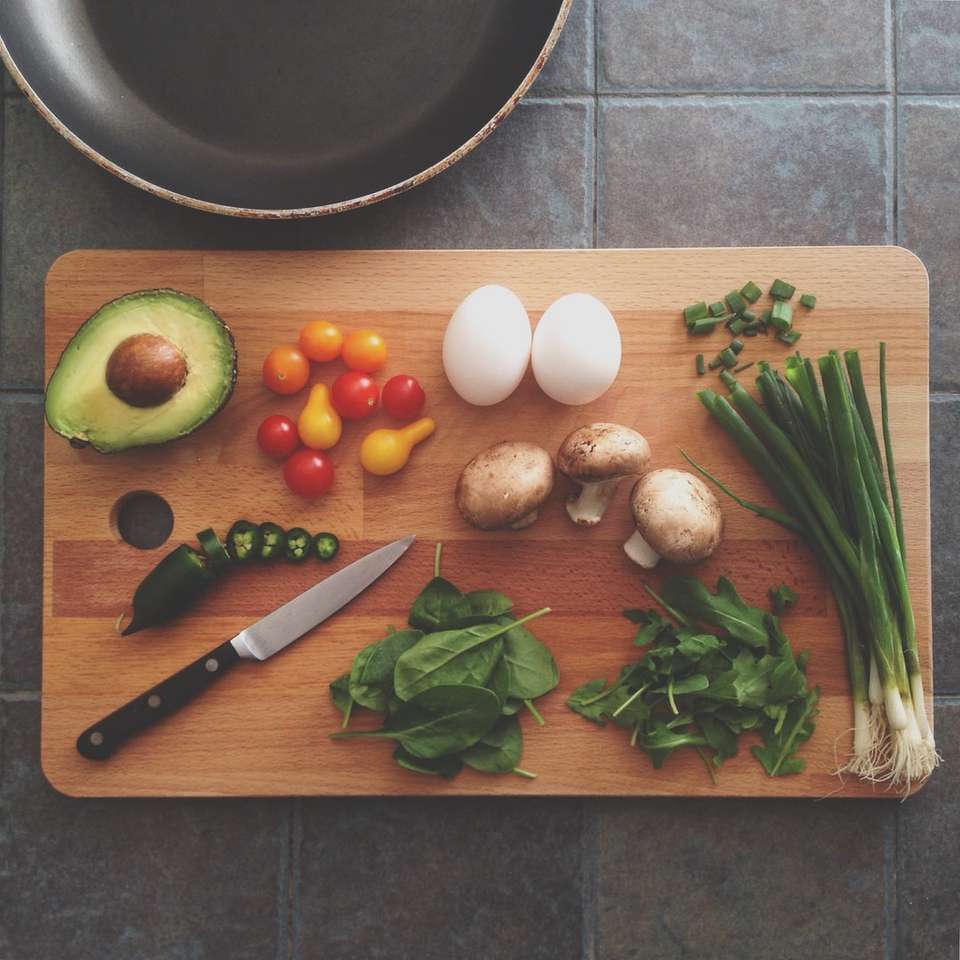 avokado, tomater, ägg, svamp, vårlök glidande pussel online