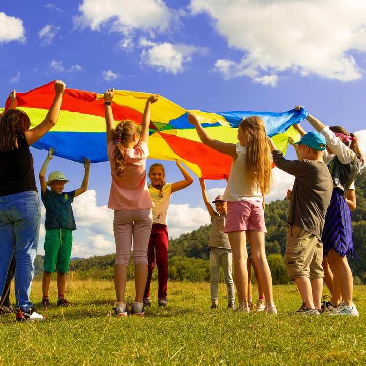 Gruppe von Frauen, die tagsüber auf der grünen Wiese stehen Online-Puzzle