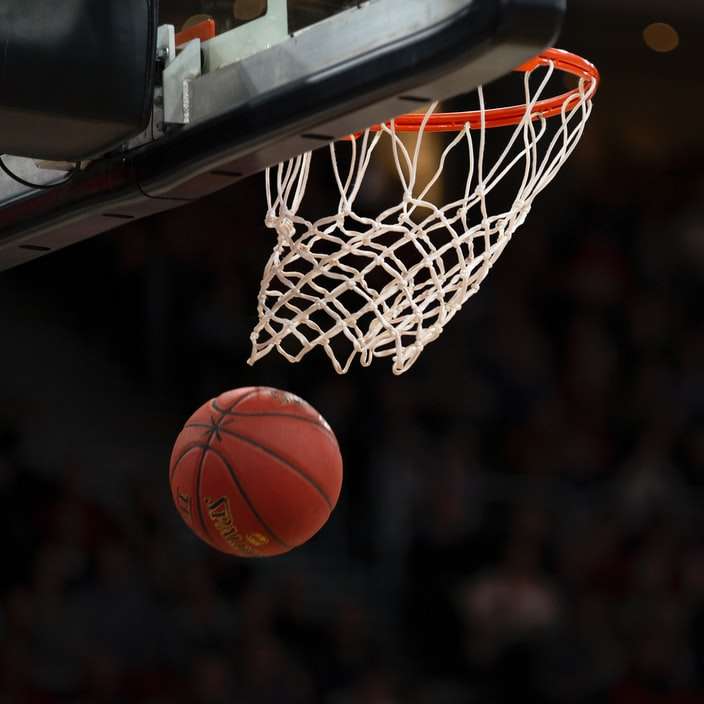 Ball unter Basketballring Schiebepuzzle online