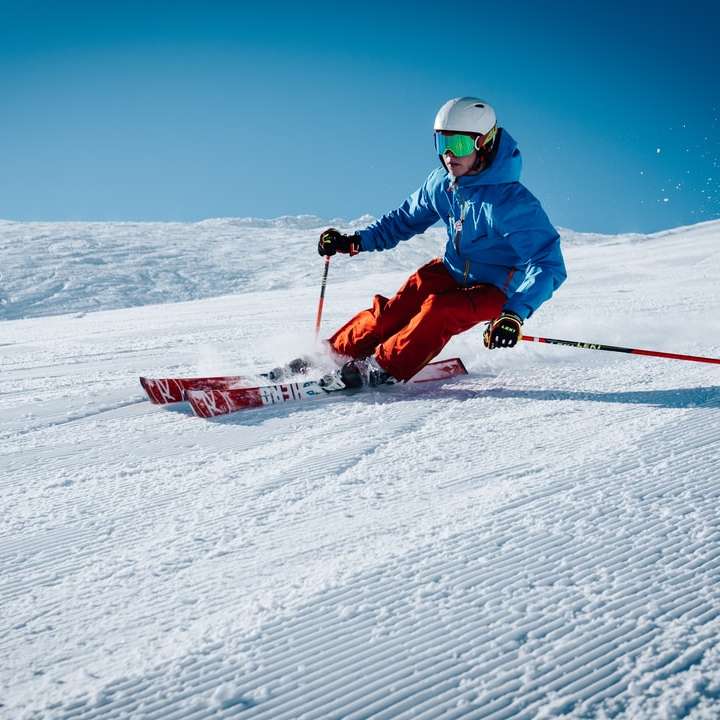 mężczyzna jeździ na nartach na wzgórzu puzzle online