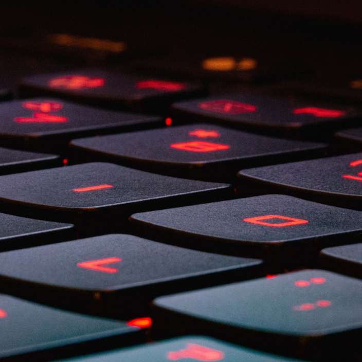 tastatură neagră și roșie a computerului alunecare puzzle online
