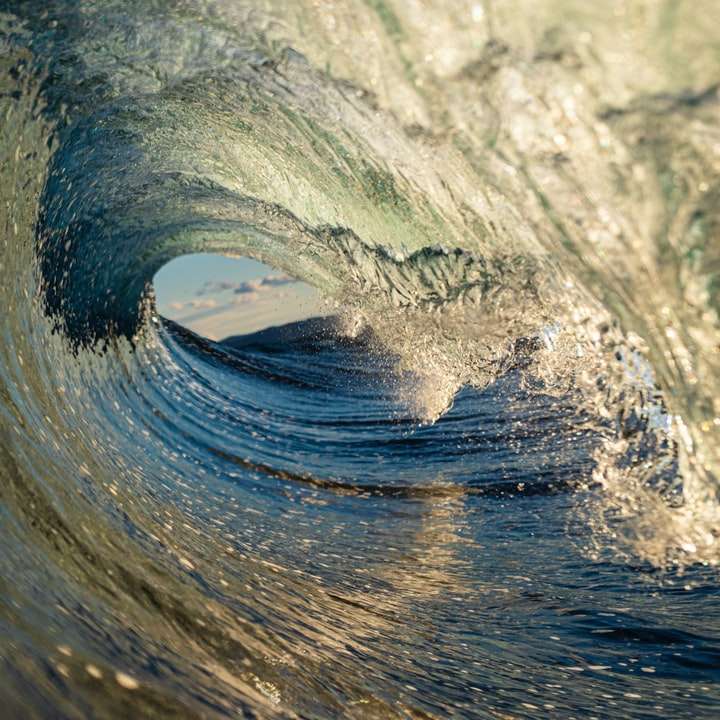 макрозйомка морської хвилі вдень онлайн пазл