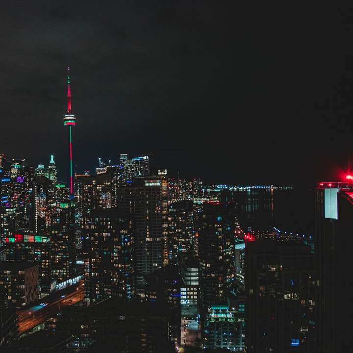 въздушна фотография на град с високи сгради онлайн пъзел