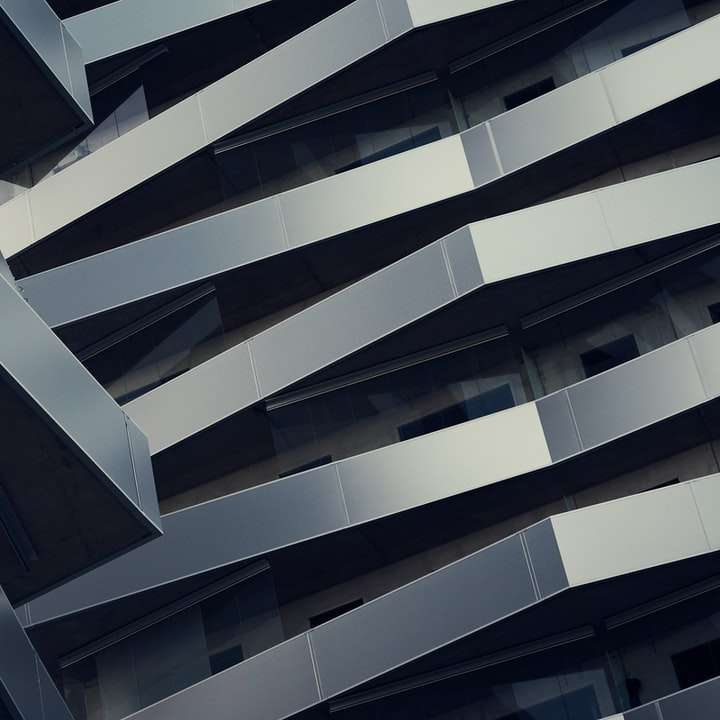 Low-Winkel-Fotografie von grauen Gebäuden bei Tag Online-Puzzle