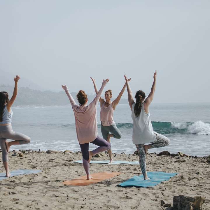 пет жени, стоящи на морския бряг онлайн пъзел