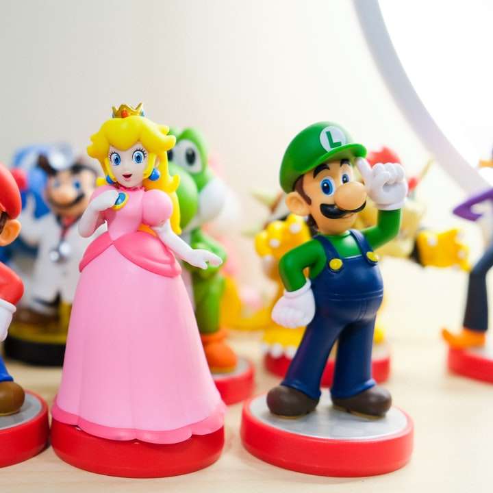Марио, Луиджи и фигурки на принцеса праскова онлайн пъзел