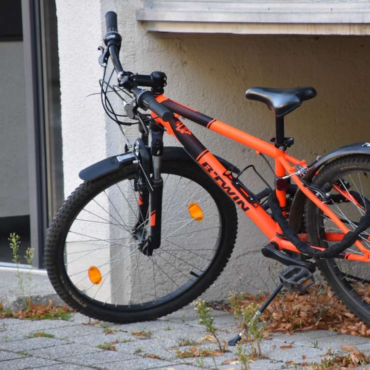 czerwony i czarny rower górski puzzle przesuwne online