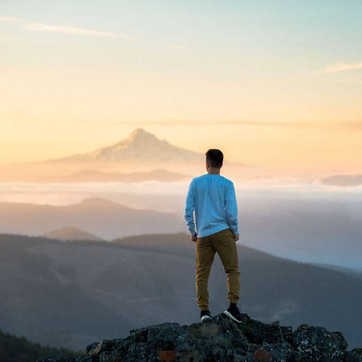 muž stojící na vrcholu hory posuvné puzzle online