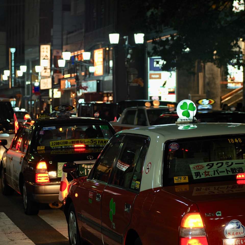 czerwono-biały pojazd poruszający się po ulicy w nocy puzzle przesuwne online