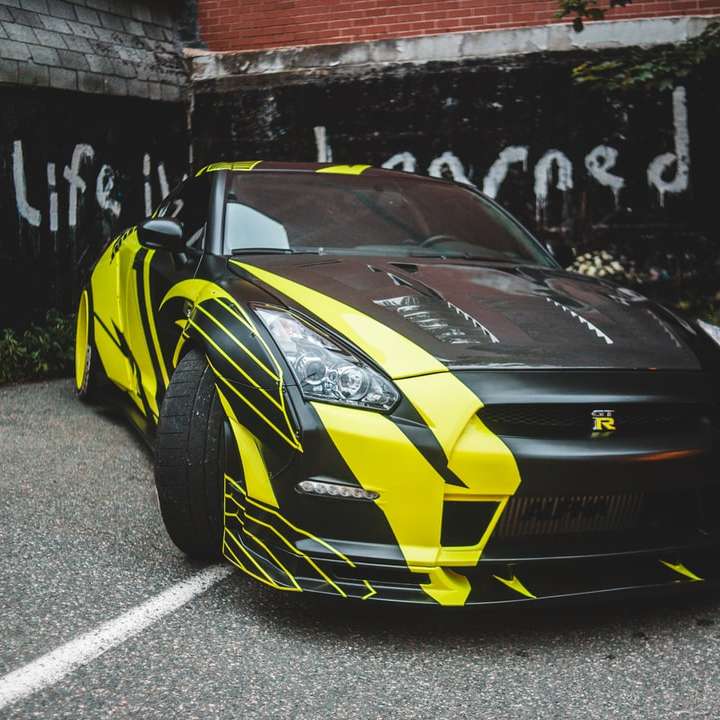 czarno-żółte lamborghini aventador zaparkowane puzzle przesuwne online