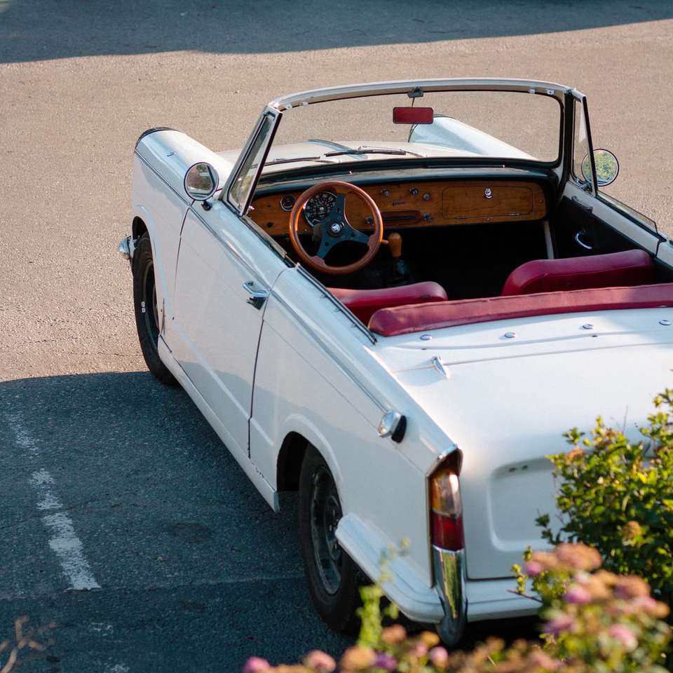biały kabriolet coupe na szarej asfaltowej drodze w ciągu dnia puzzle przesuwne online