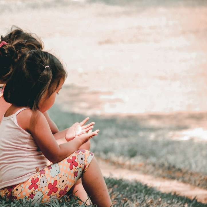 troje dzieci siedzących na trawie puzzle przesuwne online
