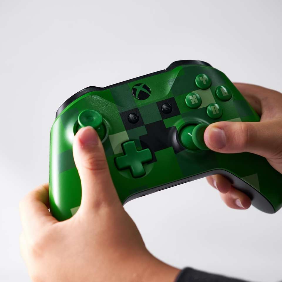 зелен и черен игров контролер за xbox one онлайн пъзел