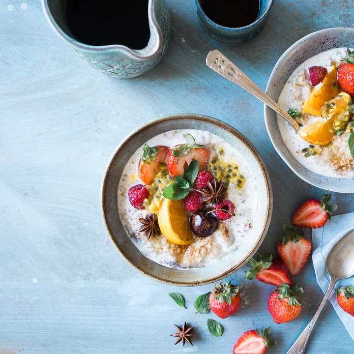 two bowls of oatmeal with fruits sliding puzzle online