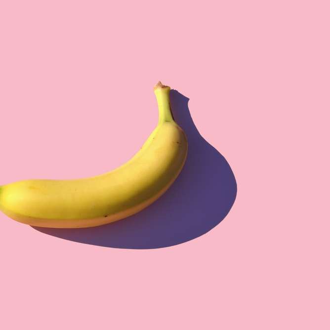 mogen banan på rosa yta glidande pussel online