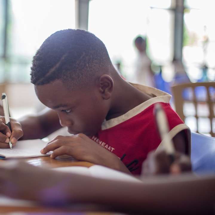 chlapec píše na papír tiskárny poblíž dívky online puzzle