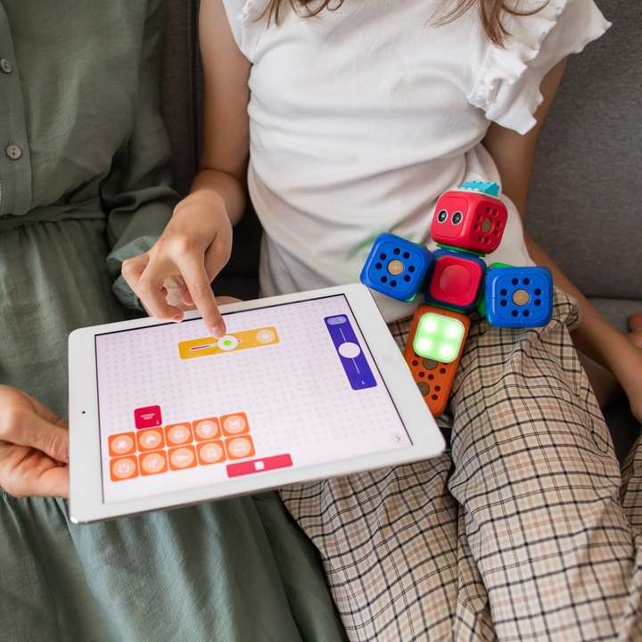 dziecko grające w grę na białym iPadzie puzzle przesuwne online