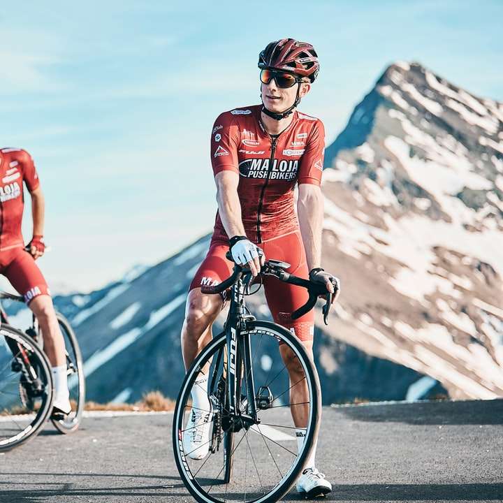 δύο άνδρες που κάνουν ποδήλατο στο δρόμο βλέποντας βουνό συρόμενο παζλ online