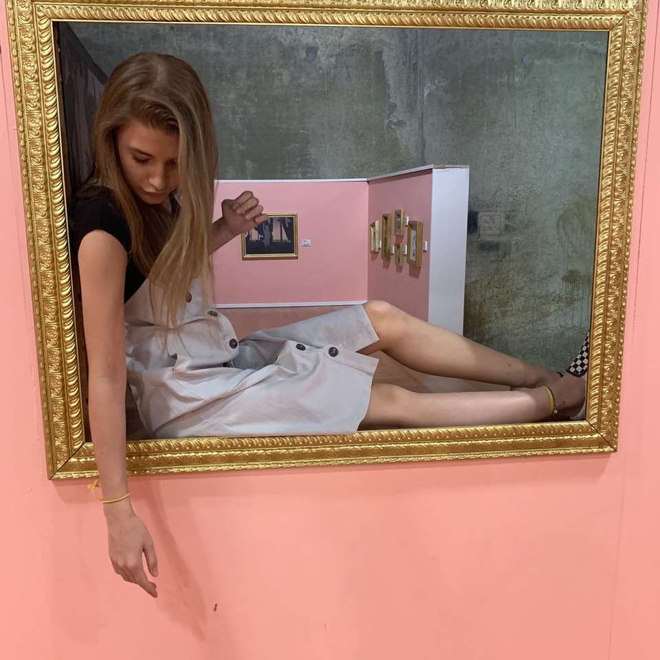kvinna sitter på grå och brun målning ram Pussel online
