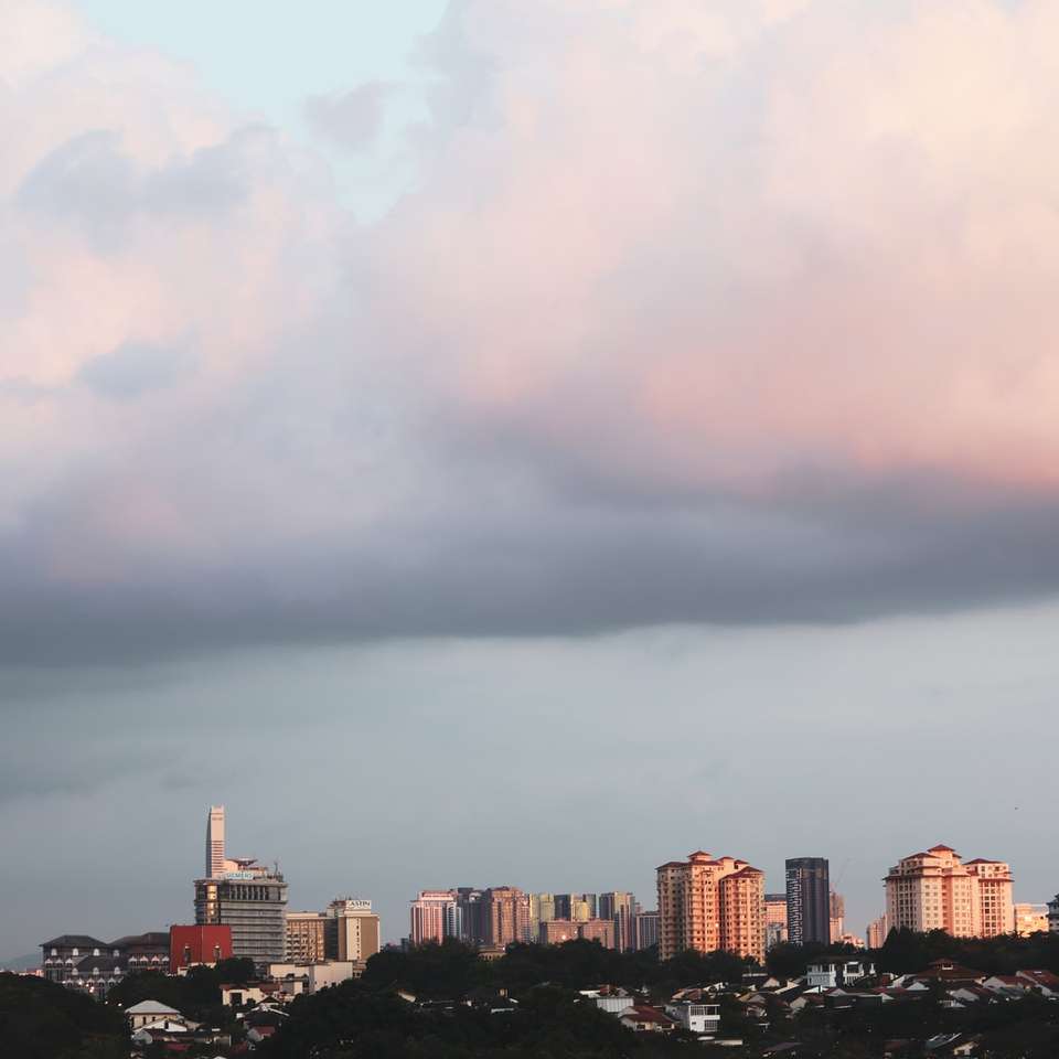 panorama města pod bílými mraky během dne posuvné puzzle online