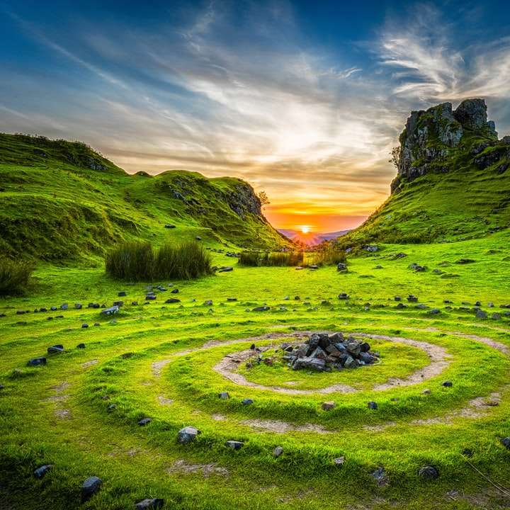 zielone pole trawy podczas zachodu słońca puzzle online