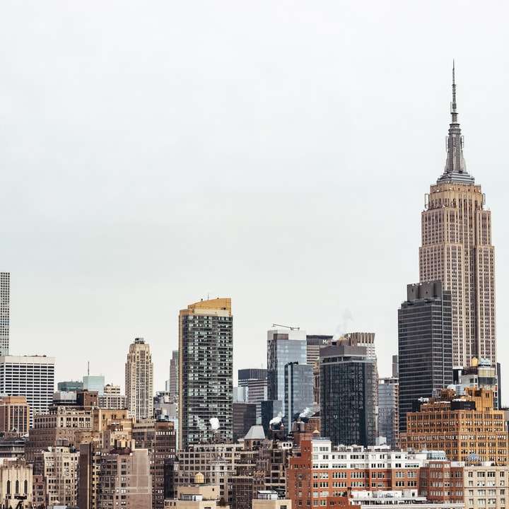 foto av Empire State Building under dagtid glidande pussel online