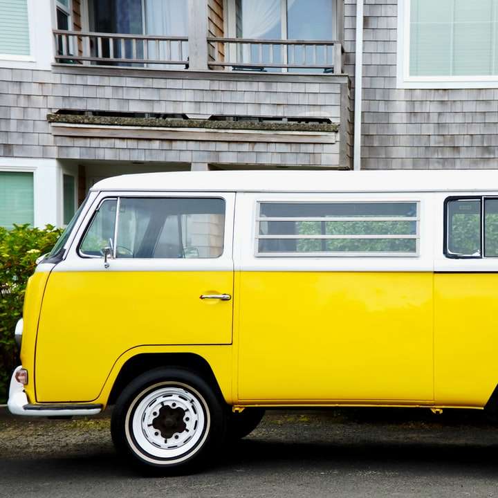 желтый и белый Volkswagen Kombi онлайн-пазл