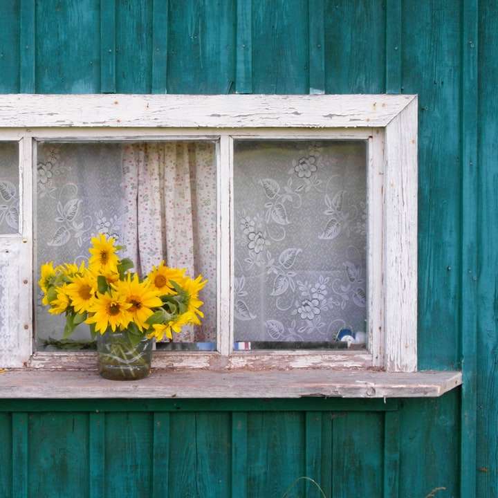žluté slunečnice na okenním parapetu posuvné puzzle online