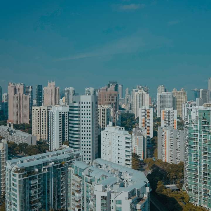 Luftaufnahmen des Gebäudes unter strahlend blauem Himmel Schiebepuzzle online