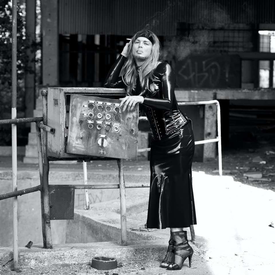 mujer en vestido negro sosteniendo libro rompecabezas en línea