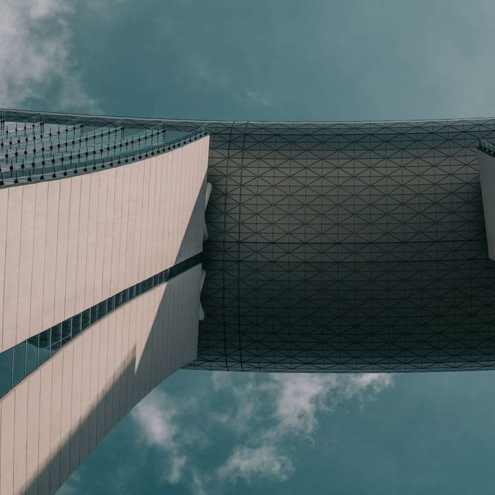 灰色のコンクリートの建物のワームビュー写真 スライディングパズル・オンライン