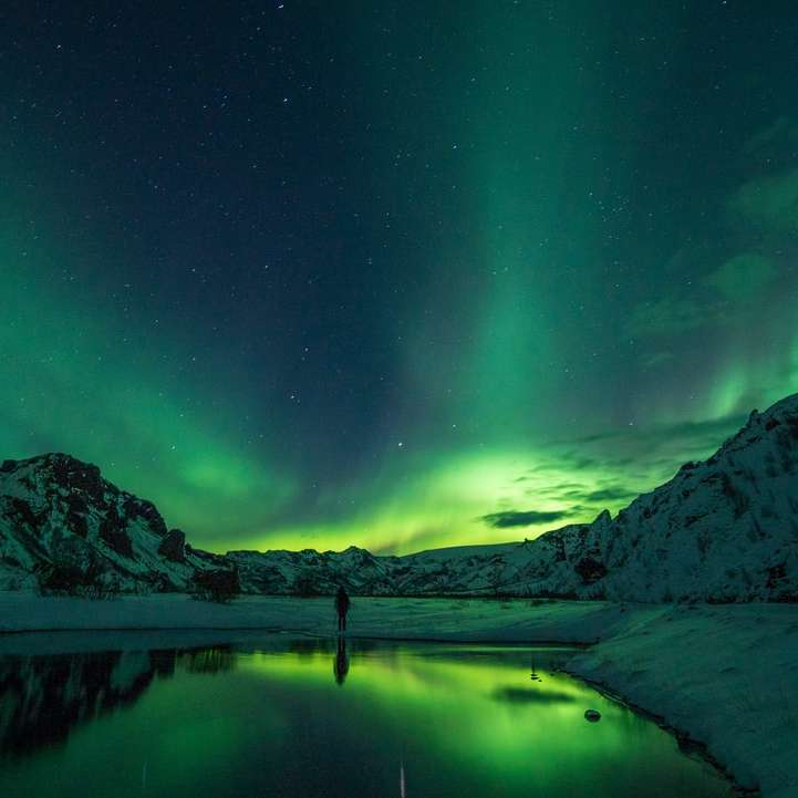 montaña nevada con aurora boreal puzzle deslizante online