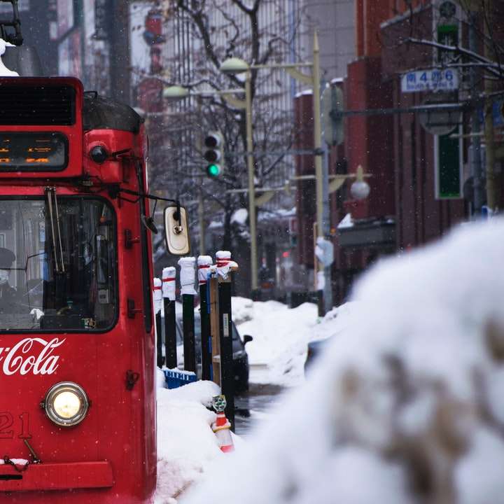 röd Coca-Cola spårvagn under snö glidande pussel online