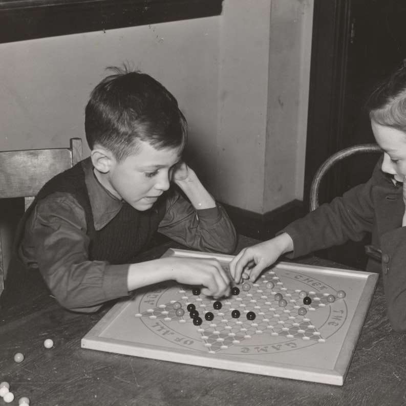チェス盤をする女の子と男の子 オンラインパズル