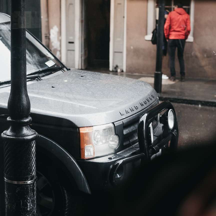 Land Rover припаркований біля стовпа онлайн пазл